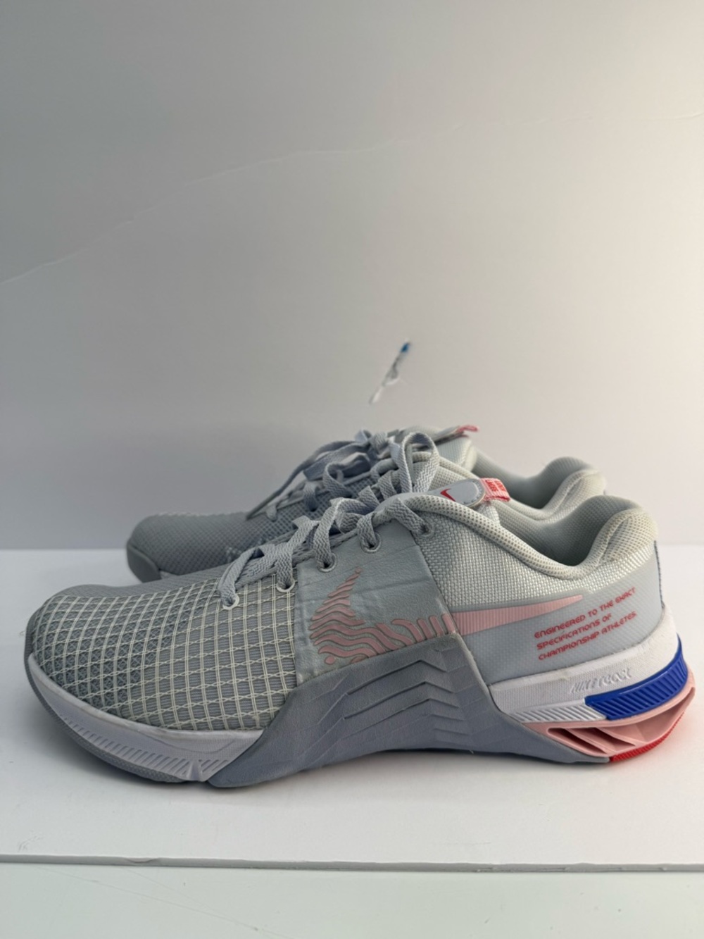 Women’s Nike Metcon 8 light grey blue pink shoes. D09327-005.